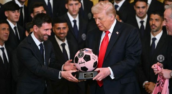 প্রথমবার হোয়াইট হাউজে মেসি, উপহার দিলেন ট্রাম্পকে