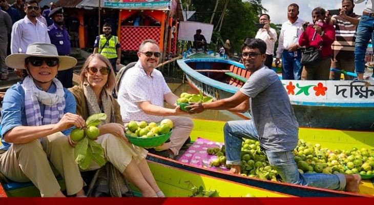 রাজনীতি: জলে ভেসে বেড়াচ্ছেন মার্কিন রাষ্ট্রদূত, দেখছেন দক্ষিণের ইতিহাস-ঐতিহ্য | অন্যান্য